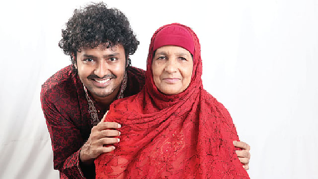 মায়ের সঙ্গে সাব্বির। ছবি: খালেদ সরকার