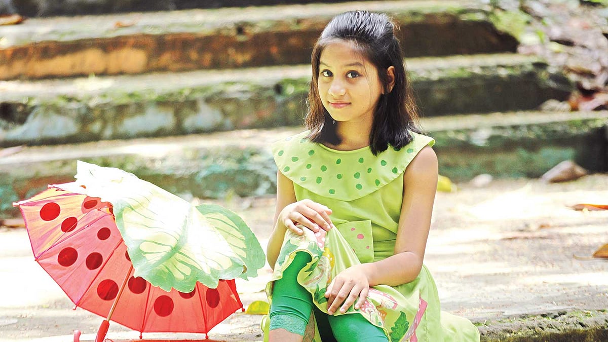 শিশুদের পোশাকেও এসেছে নানা বৈচিত্র্য। ঈদ ফ্যাশন প্রতিযোগিতায় প্রথম হয় ময়ূরাক্ষীর পোশাকটি। মডেল: তারান্নুম