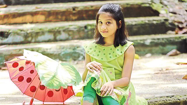 শিশুদের পোশাকেও এসেছে নানা বৈচিত্র্য। ঈদ ফ্যাশন প্রতিযোগিতায় প্রথম হয় ময়ূরাক্ষীর পোশাকটি। মডেল: তারান্নুম