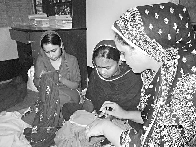 সুই সুতার ফোঁড় দিয়ে পোশাকে নকশা ফুটিয়ে তু​লছেন যশোরের নারীরা। ছবিটি গত​ রোববার শহরের শংকরপুর এলাকা থেকে তোলা l প্রথম আলো