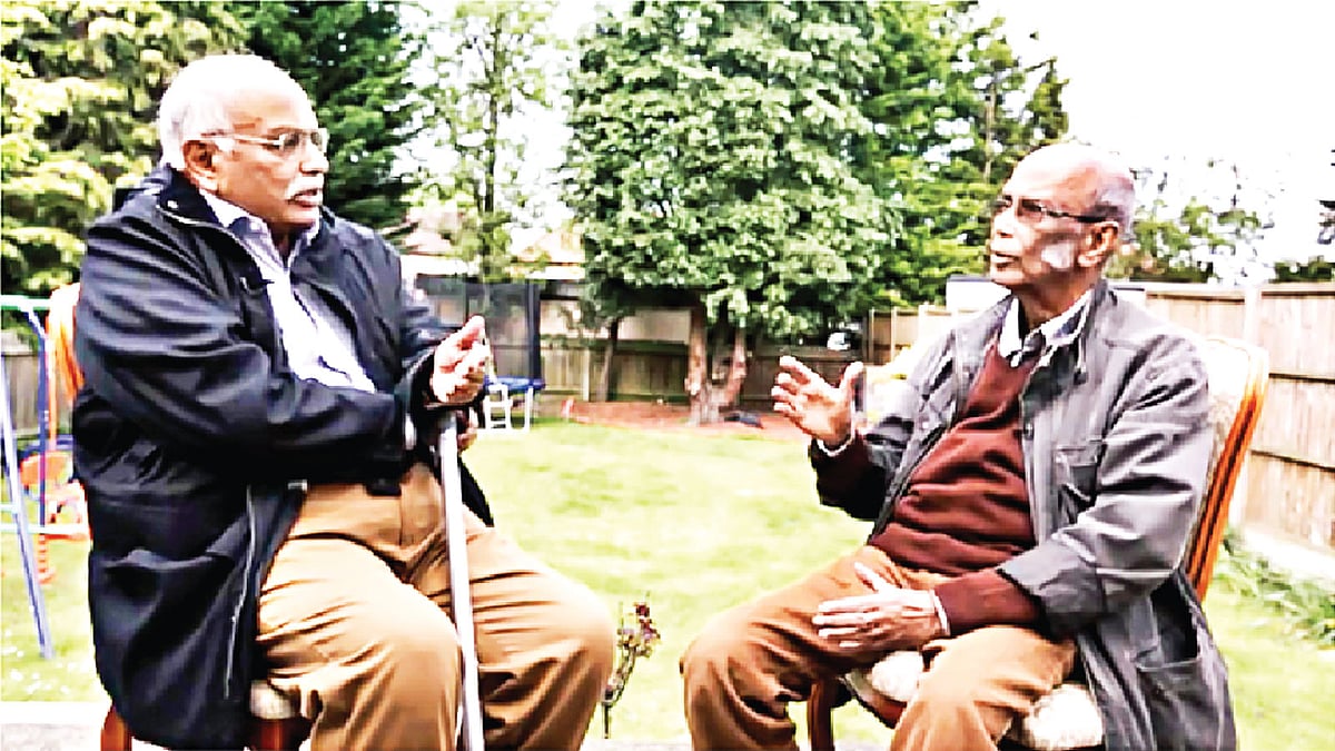 আলাপে মগ্ন দুই বন্ধু সৈয়দ শামসুল হক ও আবদুল গাফ্ফার চৌধুরী, লন্ডন, ১৫ মে ২০১৬