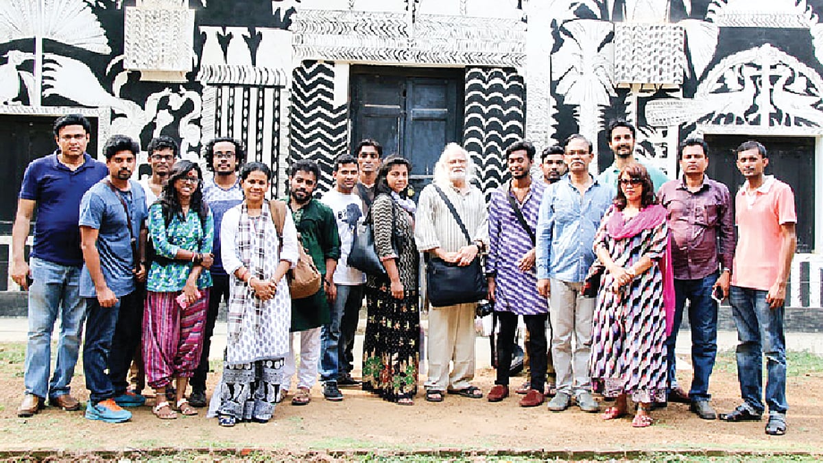 শান্তিনিকেতনে শিক্ষার্থী ও শিক্ষকের দল