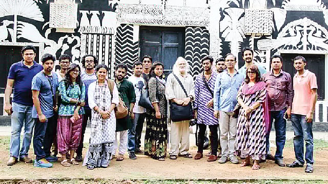 শান্তিনিকেতনে শিক্ষার্থী ও শিক্ষকের দল