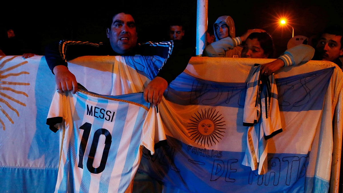 মেসিকে থেকে যাওয়ার আকুতি সমর্থকদের মধ্যে।