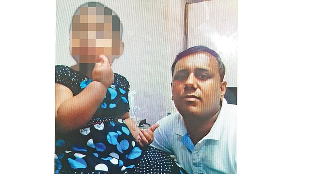 মেয়ের সঙ্গে শীর্ষ সন্ত্রাসী ইয়াসিন খান ওরফে পলাশ l ছবি: সংগৃহীত (সম্পাদকীয় নীতির কারণে মেয়েটির চেহারা অস্পষ্ট করা হয়েছে)