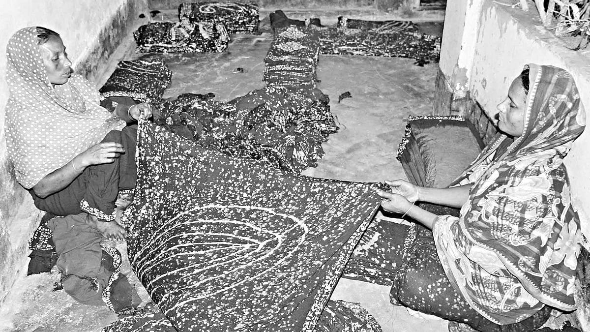 কুমিল্লার আদর্শ সদর উপজেলার জগন্নাথপুর ইউনিয়নের কমলপুর গ্রামের দুই নারী ব্লক–বাটিকের কাপড় বাজারে পাঠানোর প্রস্তুতি নিচ্ছেন l প্রথম আলো