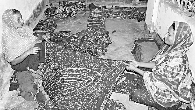 কুমিল্লার আদর্শ সদর উপজেলার জগন্নাথপুর ইউনিয়নের কমলপুর গ্রামের দুই নারী ব্লক–বাটিকের কাপড় বাজারে পাঠানোর প্রস্তুতি নিচ্ছেন l প্রথম আলো