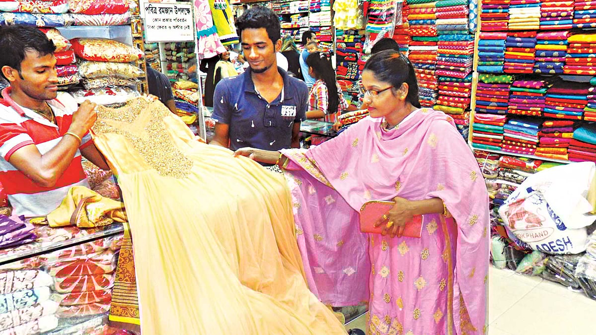 ফেনী শহরের গ্র্যান্ড হক টাওয়ারে পোশাক বাছাইয়ে ব্যস্ত এক  নারী l প্রথম আলো