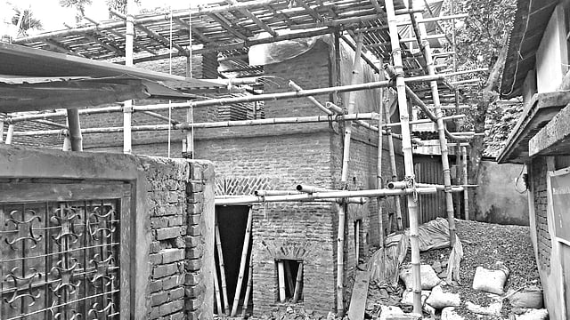 নরসিংদী সদরের পাঁচদোনা এলাকায় গিরীশ চন্দ্র সেনের বাড়ির সংস্কারকাজ চলছে। গত সোমবার তোলা ছবি