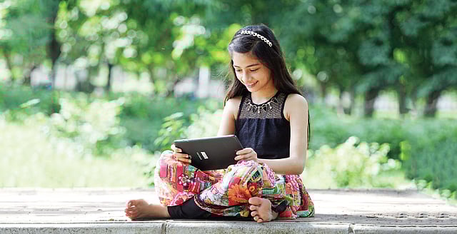 সব বয়সীদেরই পছন্দ এখন ট্যাবলেট কম্পিউটার।