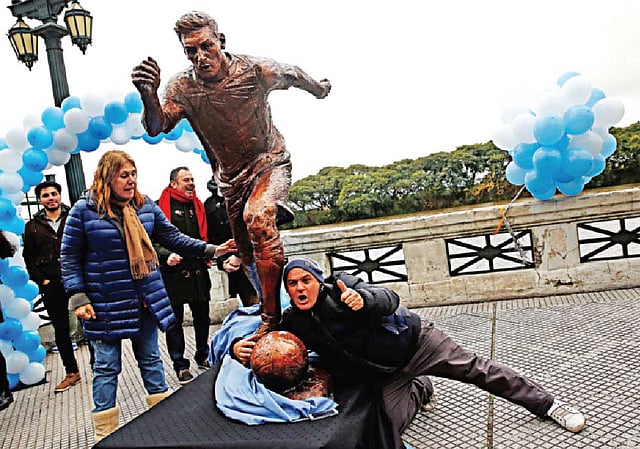 তাঁর অবসর ঘোষণার পরই ফুটবল-বিশ্বজুড়ে হাহাকার। ভক্তদের একটাই আশা, অভিমান ভুলে ফিরবেন মেসি। এর মাঝেই পরশু বুয়েনস এইরেসে উন্মোচিত হলো মেসির মূর্তি। সে মূর্তি নিয়ে সমর্থকদের মাতামাতি আবারও বোঝাল, মেসিকে ফিরে পাওয়ার আশা তাঁরা ছাড়ছেন না l রয়টার্স