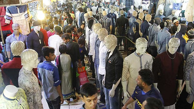 শেষ মুহূর্তের কেনাকাটায় ব্যস্ত নগরবাসী। আজ শুক্রবার ছুটির দিনে রাজধানীর নিউ মার্কেটের দৃশ্য। ছবি: সাজিদ হোসেন