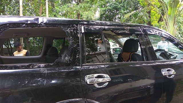 স্মরণিকায় জিয়াকে প্রথম রাষ্ট্রপতি বলার প্রতিবাদে ঢাকা বিশ্ববিদ্যালয়ের উপাচার্যের গাড়ি ভাঙচুর করে ছাত্রলীগের কর্মীরা