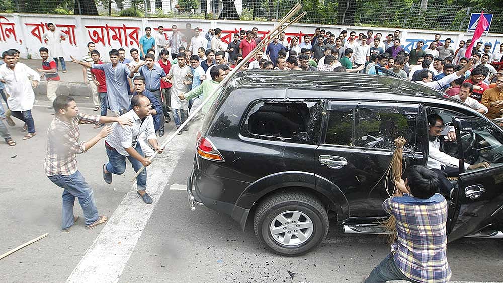ঢাকা বিশ্ববিদ্যালয়ের প্রতিষ্ঠাবার্ষিকী উপলক্ষে প্রকাশিত স্মরণিকায় জিয়াউর রহমানকে প্রথম রাষ্ট্রপতি উল্লেখ করা নিয়ে বিক্ষোভের একপর্যায়ে ভিসির বাসভবনের সামনে ভিসির গাড়ি ভাঙচুর করছে ছাত্রলীগের বিক্ষুব্ধ নেতা-কর্মীরা। ছবি: সাজিদ হোসেন