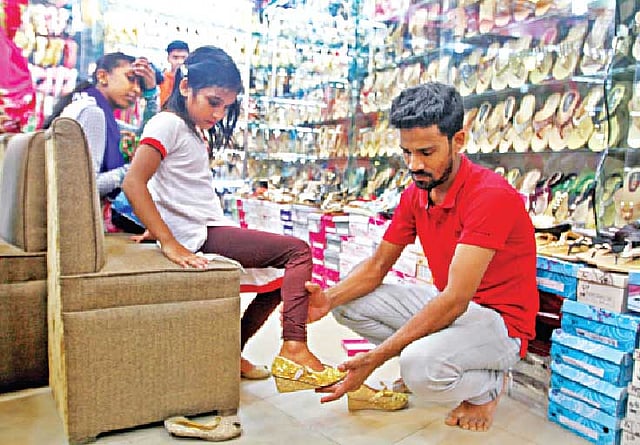 পোশাকের পর এবার জুতো কিনতে বিপণিবিতানগুলোতে ভিড় করছেন লোকজন। ছবিটি গত বৃহস্পতিবার বিকেলে চট্টগ্রামের নিউমার্কেট থেকে তোলা l প্রথম আলো
