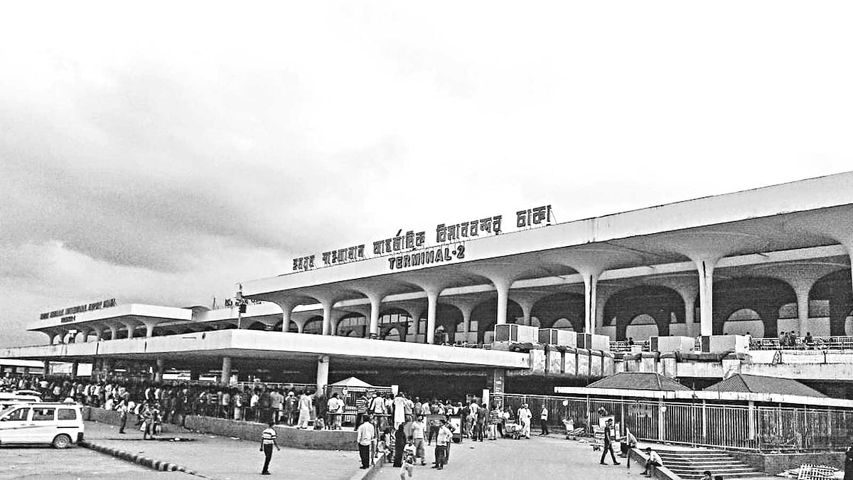 বিমানবন্দরে প্রবাসী শ্রমিকসহ অনেক যাত্রীকেই দুর্ভোেগ পড়তে হয়