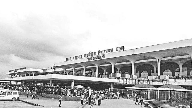 বিমানবন্দরে প্রবাসী শ্রমিকসহ অনেক যাত্রীকেই দুর্ভো​েগ পড়তে হয়