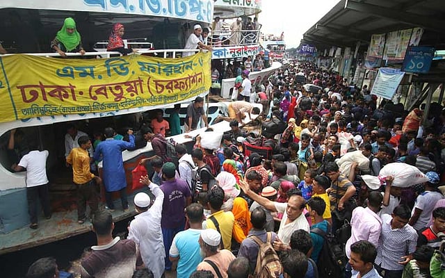 চরফ্যাশনের লঞ্চে উঠতে রীতিমতো প্রতিযোগিতায় নামতে হয় যাত্রীদের। ছবি: আবদুস সালাম