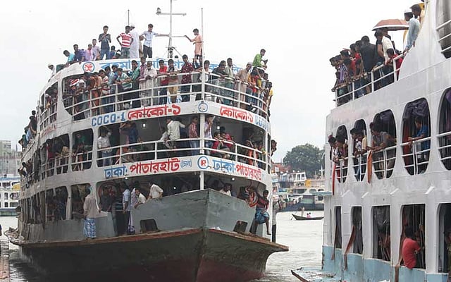 বিভিন্ন জেলার উদ্দেশে ছেড়ে যাচ্ছে একের পর এক লঞ্চ। ছবি: আবদুস সালাম