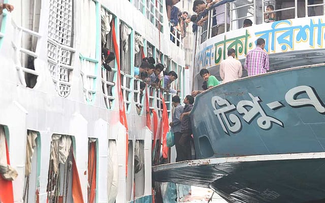 ঘাটে ভিড়তে গিয়ে একটি লঞ্চ আরেকটি লঞ্চের জানালা ভেঙে ঢুকে গেছে। ছবি: আবদুস সালাম