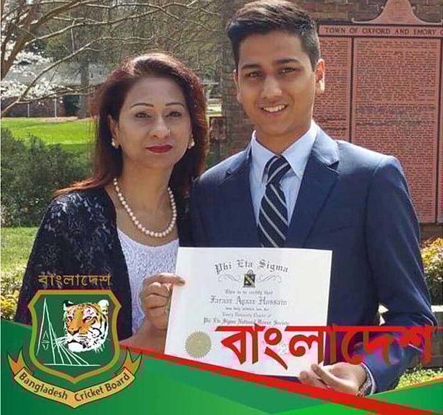 মায়ের সঙ্গে ফারাজ আইয়াজ হোসেন। ছবিটি ফারাজের ফেসবুক পেজ থেকে নেওয়া।