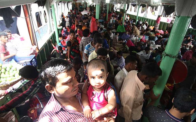 লঞ্চের মধ্যে তিল পরিমাণ জায়গা নেই। ছবি: আবদুস সালাম