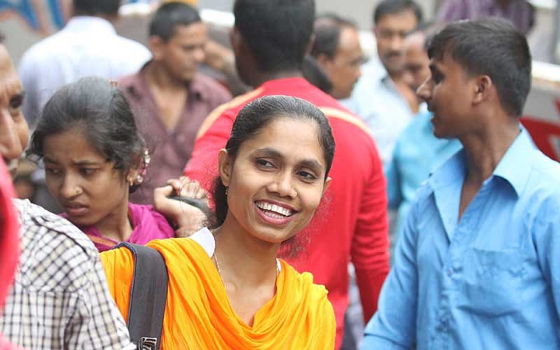 নাড়ির টানে ঈদের লম্বা ছুটিতে বাড়ি যাচ্ছে মানুষ। বাড়ি ফেরার আনন্দে হাস্যোজ্জ্বল মুখ এক লঞ্চ যাত্রীর। ছবিগুলো আজ সোমবার দুপুরে রাজধানীর সদরঘাট লঞ্চ টার্মিনাল থেকে তোলা। ছবি: আবদুস সালাম