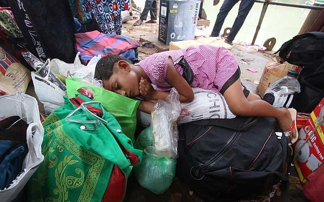অপেক্ষা করতে করতে ঘুমিয়ে পড়েছে শিশুটি। ছবি: আবদুস সালাম