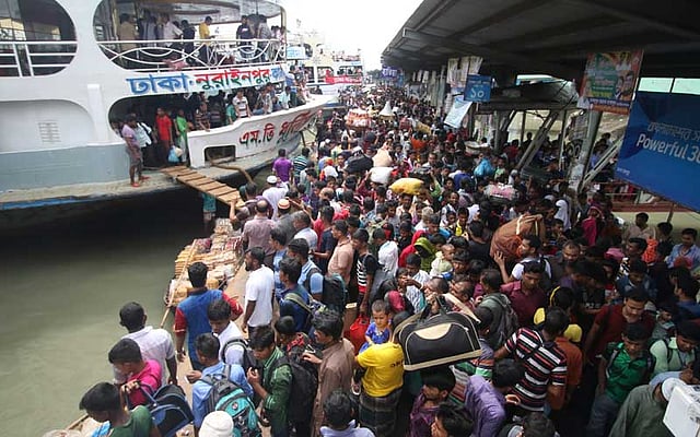 স্বজনের সঙ্গে ঈদ করতে যেতে হবে গ্রামের বাড়ি। লঞ্চ টার্মিনালে তাই এমন উপচে পড়া ভিড়। ছবি: আবদুস সালাম