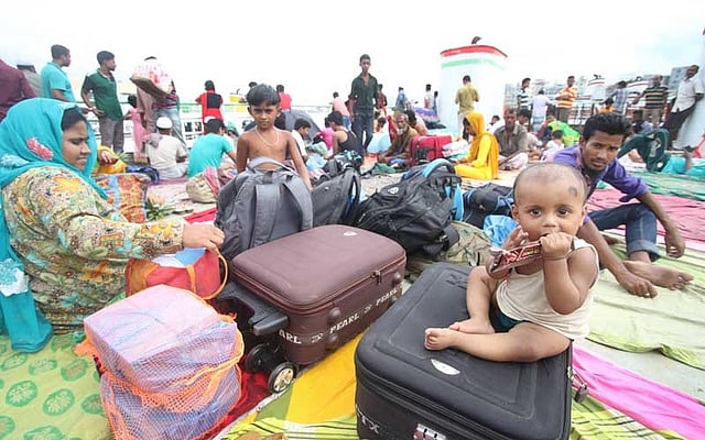 ছাদেও উঠেছেন যাত্রী। ছবি: আবদুস সালাম