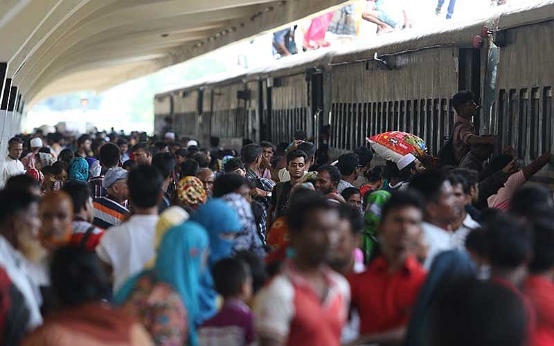 ঈদের ছুটি শেষ, রাজধানীতে ফিরতে শুরু করেছে মানুষ। ছবিটি আজ শনিবার দুপুরে কমলাপুর রেল স্টেশন থেকে তোলা: আবদুস সালাম