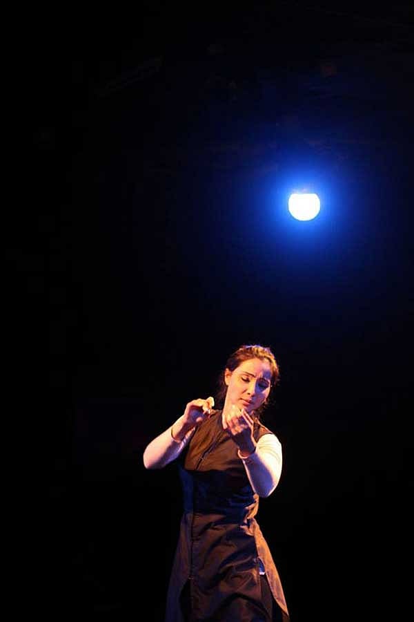 ‘গহন যাত্রা’ নাটকের মহড়ার একটি দৃশ্যে শামছি আরা সায়েকা ছবি প্রথমআলো