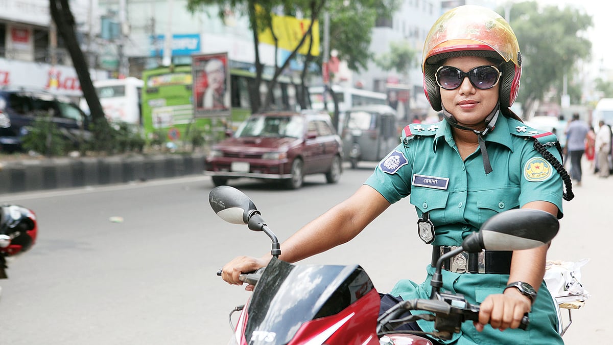 রাজধানীর ব্যস্ত সড়কে যান চলাচল নির্বিঘ্ন রাখতে প্রতিদিন এভাবেই কাজ করেন সার্জেন্ট রোহানা (বাঁয়ে) ও সার্জেন্ট মহসিনা। ছবি: খালেদ সরকার