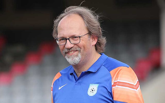 তিন মাসের জন্য বাংলাদেশ ফুটবলের দায়িত্বে টম সেন্টফিট। ছবি: বাফুফে।