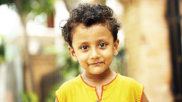 ক্রু কাটে চুল সাজিয়েছে মডেল মারজান