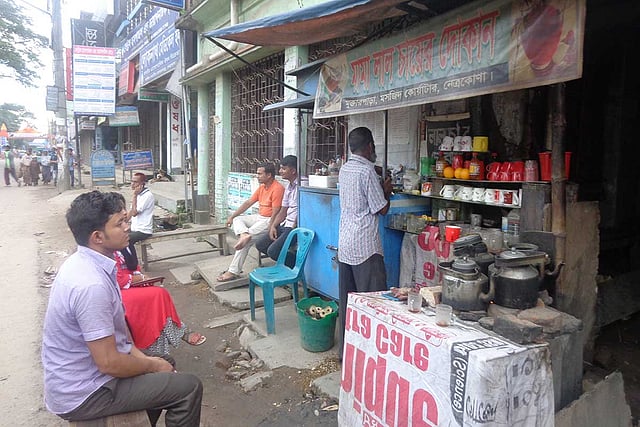 মামা লাল চায়ের দোকানে চা বানাচ্ছেন মুখলেস