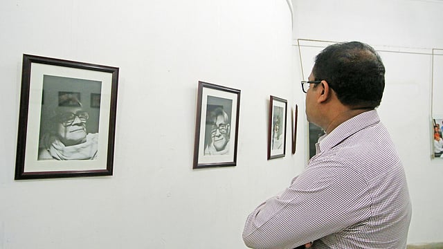 সরদার ফজলুল করিমের জীবনের বিভিন্ন সময় নিয়ে আলোকচিত্র প্রদর্শনী চারুকলার জয়নুল গ্যালারিতে l প্রথম আলো