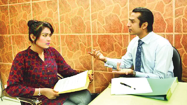 কর্মক্ষেত্রেও বেশি কর্তৃত্ব খাটানো ঠিক নয়। ছবি: অধুনা