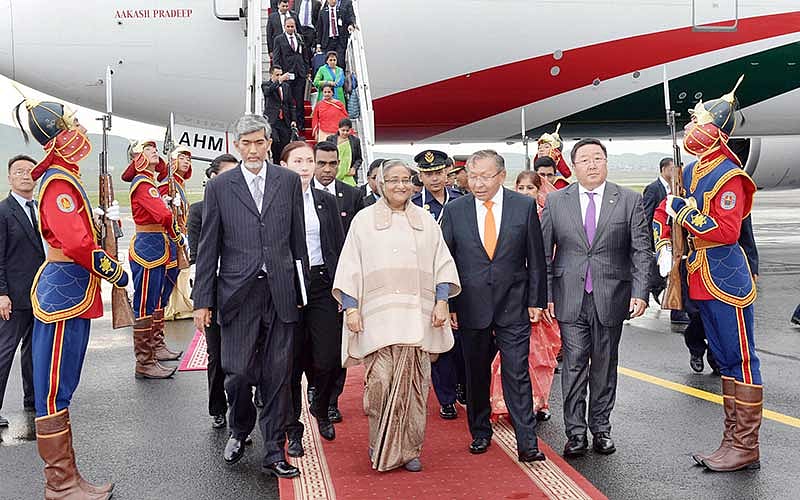 মঙ্গোলিয়ায় প্রধানমন্ত্রীকে লাল গালিচা সংবর্ধনা
