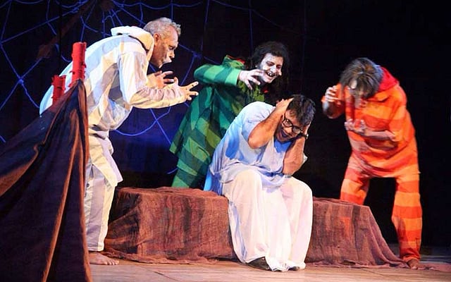 দ্বীপ নাটকের একটি দৃশ্যে তপন হাফিজ ও সাদিয়া ইসলাম ২. নাট্য তীর্থের তৃতীয় প্রযোজনা দ্বীপ নাটকের একটি মুহূর্ত।