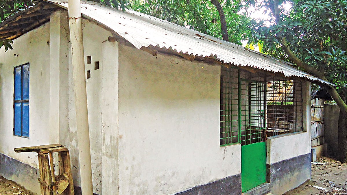 নিবরাসসহ আটজন ঝিনাইদহে এই বাড়িতে ছিলেন। গতকাল তোলা ছবি l প্রথম আলো