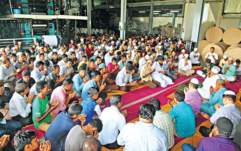বগুড়া শহরতলির ফুলদীঘিতে গতকাল বাদ জোহর ট্রান্সকম বেভারেজ লিমিটেডের আয়োজনে গুলশানের রেস্তোরাঁয় জঙ্গি হামলায় নিহত ফারাজ আইয়াজ হোসেনের আত্মার মাগফিরাত কামনা করে মোনাজাত করা হয় l ছবি: প্রথম আলো