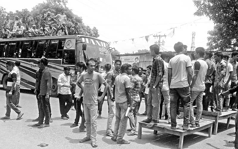 পাবনার সুজানগর উপজেলার জহুরুল কামাল ডিগ্রি কলেজ জাতীয়করণের তালিকা থেকে বাদ পাড়ায় স্থানীয় এলাকাবাসী পাবনা-ঢাকা মহাসড়ক ও কলেজের শিক্ষকদের অবরোধ করে বিক্ষোভ করেন। ছবিটি গতকাল দুপুরে তোলা l প্রথম আলো