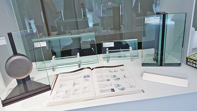 কাচের বৈচিত্র্য দেখার মতো