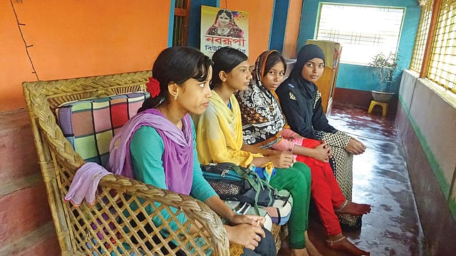 শুরু থেকেই গ্রামের মেয়েরা ভিড় জমাতে শুরু করে এই পারলারে