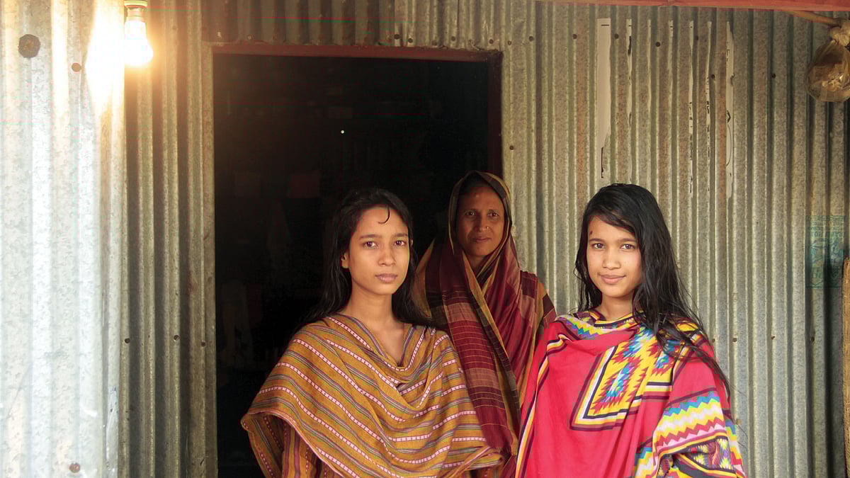 সাবিনা আক্তারের (ডানে) বাড়িতে জ্বলেছে বৈদ্যুতিক বাতি, খুশি মা আর বোনও। ছবি: জগলুল পাশা