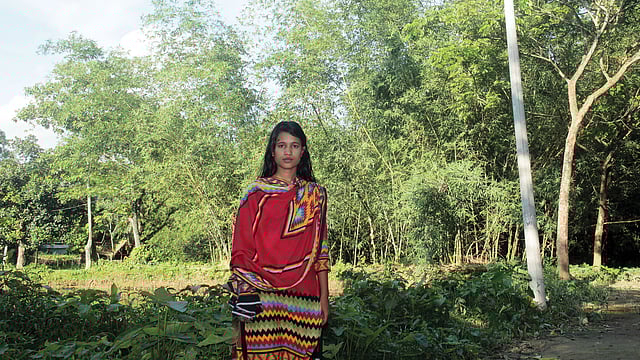 সাবিনাদের বাড়ির পাশেই বসেছে বৈদ্যুতিক খুঁটি