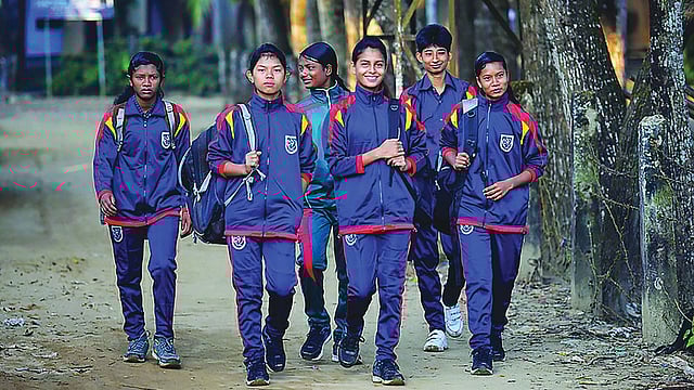 ফুটবল মাঠে দারুণ সাফল্য দেখিয়েছে কলসিন্দুরের এই মেয়েরা। ছবি: প্রথম আলো