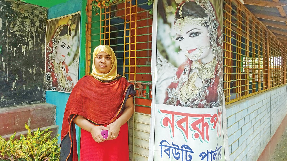 নওগাঁর মান্দা উপজেলার নিভৃত গ্রামে তাপসী রাবেয়ার ‘অভিনব উদ্যোগ’ নজর কাড়ে সহজেই। ছবি: প্রথম আলো