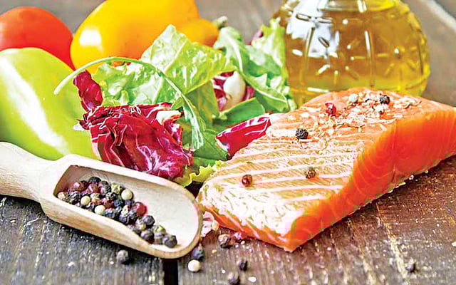 সামুদ্রিক মাছ, আটা, ঢেঁকি-ছাঁটা চাল, ওটস, ভুট্টা, অঙ্কুরিত ছোলা এবং প্রচুর আঁশ-সমৃদ্ধ খাবার, যেমন: শাকসবজি ও ফলমূল খেতে হবে